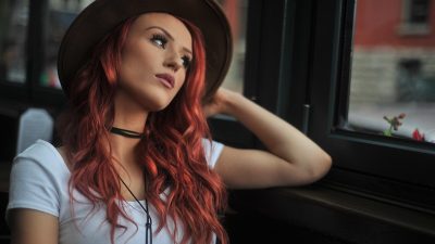 Ünlü oyuncu Emily Durmaz'ın kırmızı