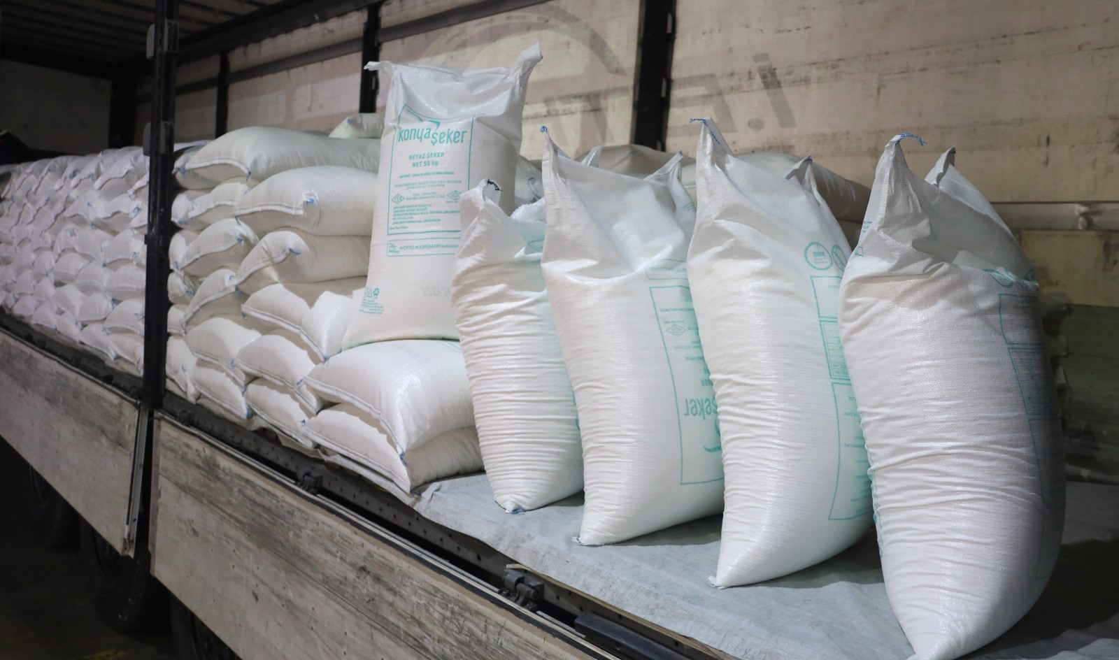 Büyükşehir’den arıcılara 200 ton arı yemi