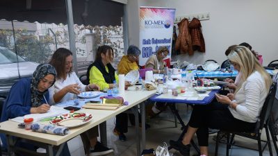 KO-MEK’te çini işlemeciliği kursuna katılan