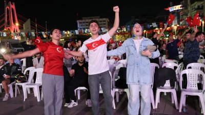 Kocaelililer, mili coşkuyu dev ekranda yaşadı!